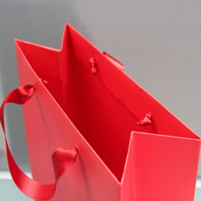 Пакеты бумажные 23х36х10см, цвет - красный, материал - мелованная бумага, ламинация - матовая, ручки - лента атласная, фото 3 