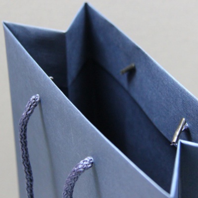 Пакеты бумажные 23х36х10см, цвет - тёмно-синий, материал - дизайнерская бумага, ламинация - без ламинации, ручки - шнур, фото 3 