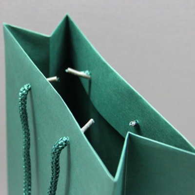 Пакеты бумажные 23х36х10см, цвет - зеленый, материал - дизайнерская бумага, ламинация - без ламинации, ручки - шнур, фото 3 