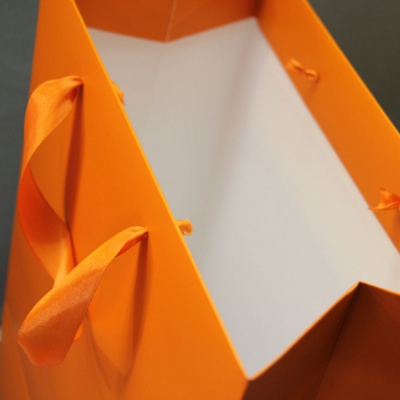 Пакеты бумажные 33х40х16см, цвет - оранжевый, материал - картон, ламинация - матовая, ручки - лента атласная, фото 4 