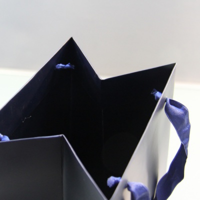 Пакеты бумажные 17х35х15см, цвет - тёмно-синий, материал - мелованная бумага, ламинация - матовая, ручки - лента атласная, фото 4 