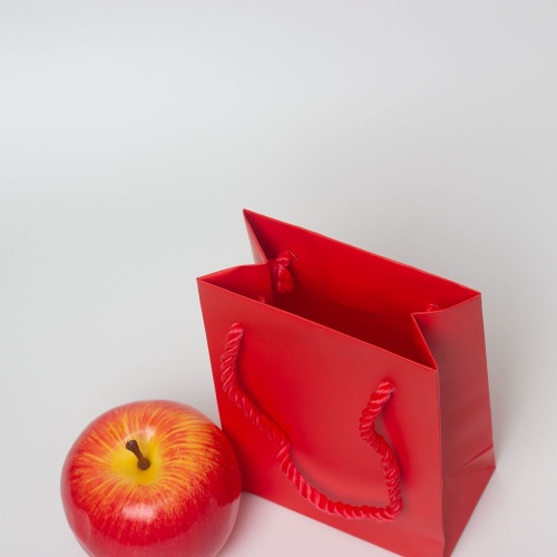 Пакеты бумажные 11х15х6см, цвет - красный, материал - мелованная бумага, ламинация - матовая, ручки - витой шнур, фото 4 