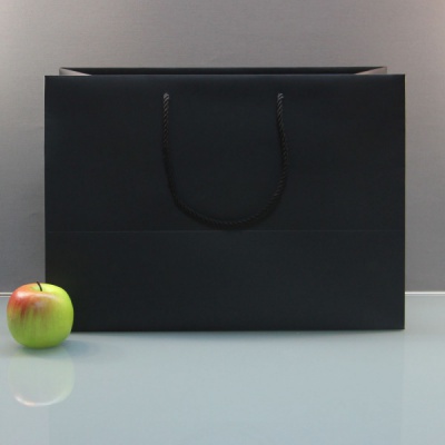 Пакеты бумажные 45х32х25см, цвет - черный, материал - мелованная бумага, ламинация - матовая, ручки - витой шнур, фото 1 (вид спереди)