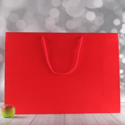 Пакеты бумажные 70х50х20см, цвет - красный, материал - мелованная бумага, ламинация - матовая, ручки - витой шнур, фото 1 (вид спереди)