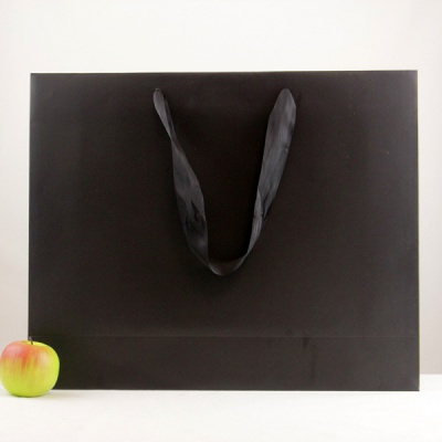 Пакеты бумажные 55х45х15см, цвет - черный, материал - мелованная бумага, ламинация - матовая, ручки - лента атласная, фото 1 (вид спереди)