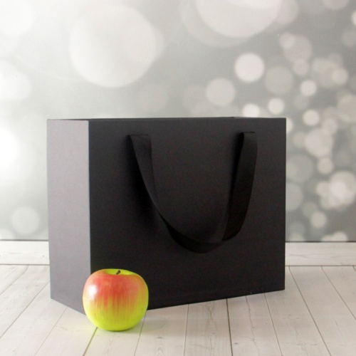 Коробка-пакет 31х25х13, черный, дизайнерская бумага