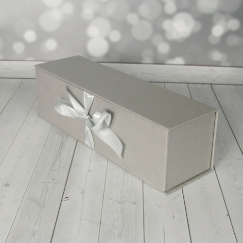 Кашированные коробки 9х33х9см, цвет - серый, материал - дизайнерская бумага, ламинация - без ламинации, ручки - лента атласная, фото 1 (вид спереди)