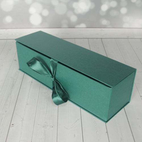 Кашированные коробки 9х33х9см, цвет - зеленый, материал - дизайнерская бумага, ламинация - без ламинации, ручки - лента атласная, фото 1 (вид спереди)