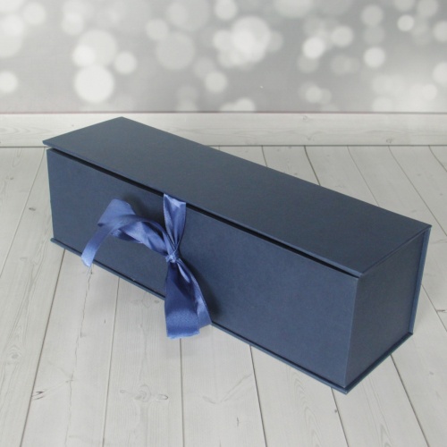 Кашированные коробки 9х33х9см, цвет - тёмно-синий, материал - дизайнерская бумага, ламинация - без ламинации, ручки - лента атласная, фото 1 (вид спереди)