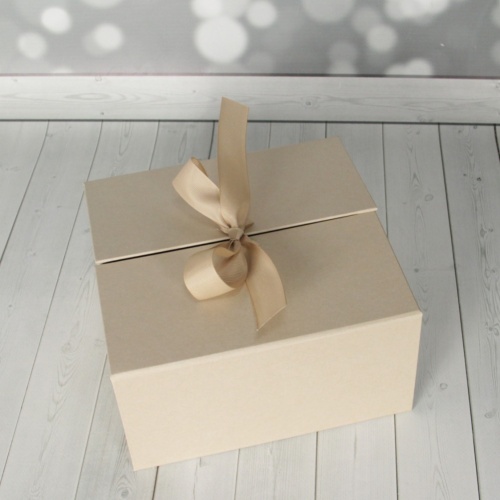 Коробка с откидной крышкой 18х9х18, бежевый, дизайнерская бумага, репсовая лента