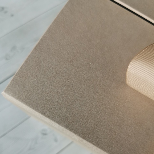 Коробка с откидной крышкой 18х9х18, бежевый, дизайнерская бумага, репосовая лента