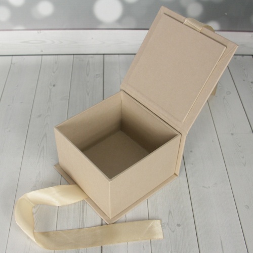 Коробка с откидным верхом 10х7х10, бежевый, дизайнерская бумага, лента атласная