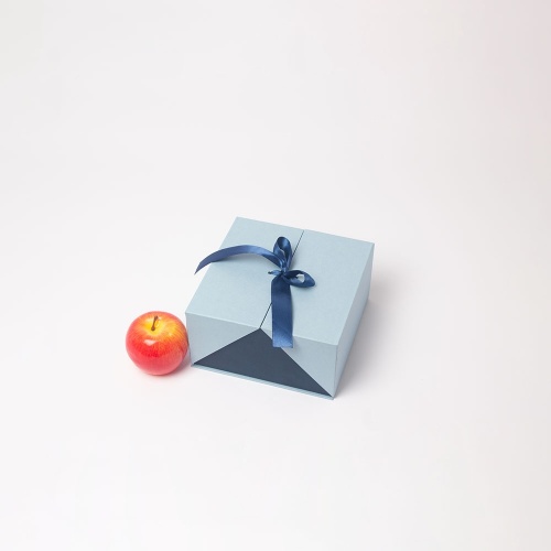 Коробка с откидной крышкой 18х10х18, синий/голубой, дизайнерская бумага, атласная лента
