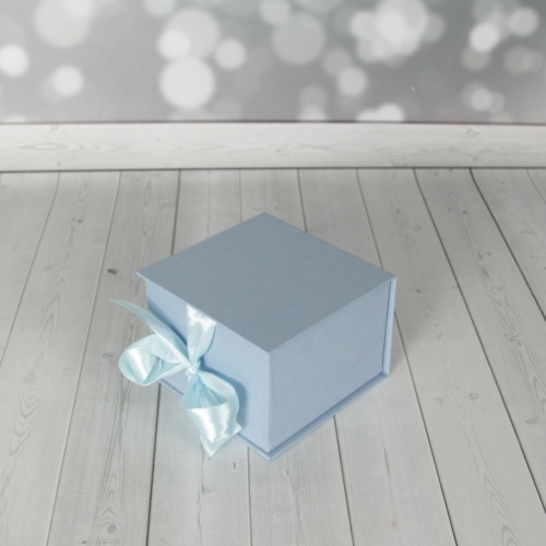 Кашированные коробки 10х7х10см, цвет - голубой, материал - дизайнерская бумага, ламинация - без ламинации, ручки - лента атласная, фото 1 (вид спереди)