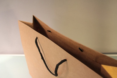 Пакеты бумажные 47х34х16см, цвет - коричневый, материал - тонкий крафт, ламинация - без ламинации, ручки - шнур, фото 3 