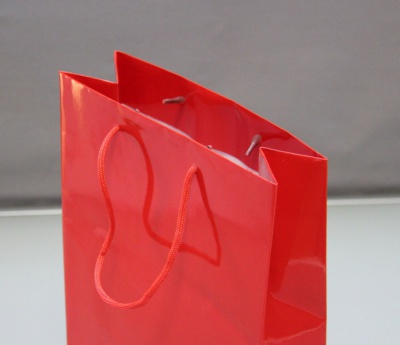 Пакеты бумажные 23х36х10см, цвет - красный, материал - мелованная бумага, ламинация - глянец, ручки - шнур, фото 3 