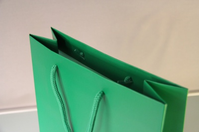 Пакеты бумажные 25х36х10см, цвет - зеленый, материал - мелованная бумага, ламинация - матовая, ручки - шнур, фото 3 