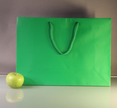 Пакеты бумажные 47х34х16см, цвет - зеленый, материал - мелованная бумага, ламинация - матовая, фото 1 (вид спереди)