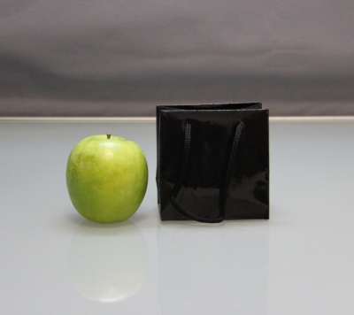 Пакеты бумажные 10х10х6см, цвет - черный, материал - мелованная бумага, ламинация - глянец, ручки - шнур, фото 1 (вид спереди)