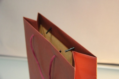 Пакеты бумажные 25х36х10см, цвет - бордо, материал - плотный крафт, ламинация - без ламинации, ручки - шнур, фото 3 