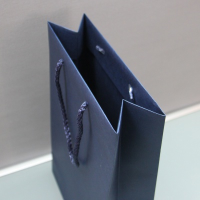Пакеты бумажные 23х36х10см, цвет - тёмно-синий, материал - дизайнерская бумага, ламинация - без ламинации, ручки - шнур, фото 4 