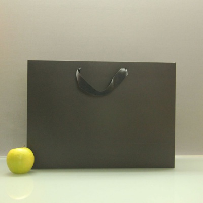 Пакеты бумажные 47х34х16см, цвет - черный, материал - мелованная бумага, ламинация - матовая, ручки - лента атласная, фото 1 (вид спереди)